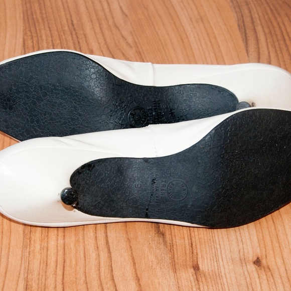 Cream Leather Pumps in Good shape!  Size 9 - Picture 4 of 7